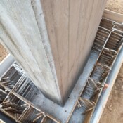 réalisation de poteau en béton planchette pour un escalier métallique